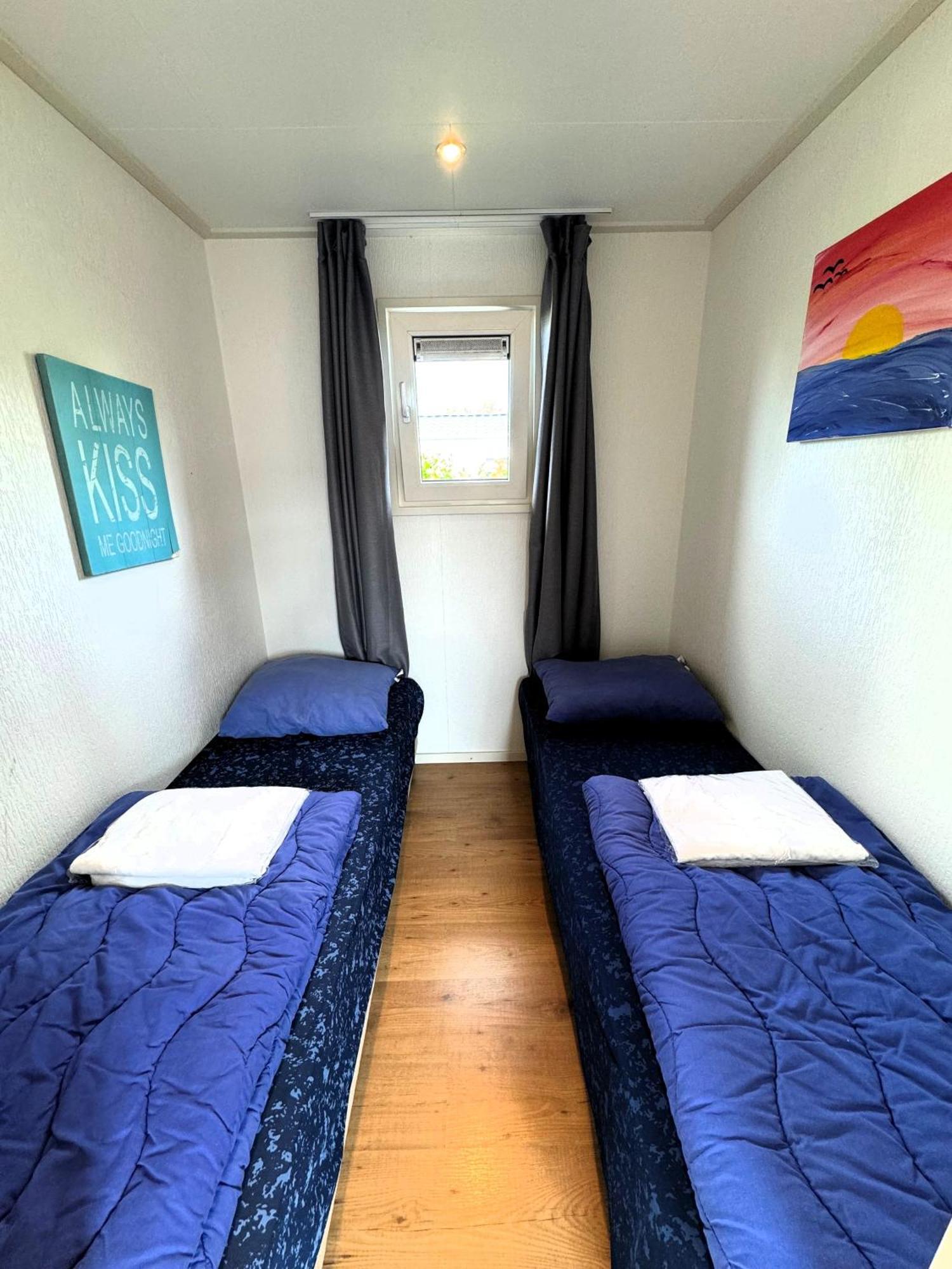 Camping De Strandloper Scharendijke Ruang foto
